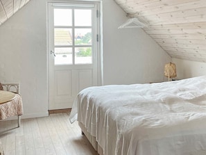 3 bedrooms, cots/infant beds