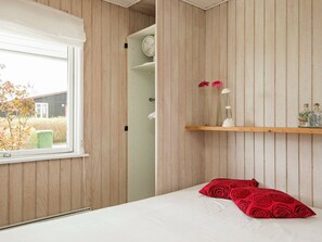 3 bedrooms, cribs/infant beds