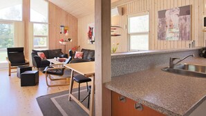 Eine moderne Küche mit Granit-Arbeitsplatten, einer Edelstahl-Spüle und Holzschränken.