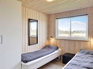 7 bedrooms, cribs/infant beds