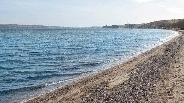A pebbly beach with calm waters and a clear sky. - Serene Holiday Home in Lemvig near Sea (Lemvig)
