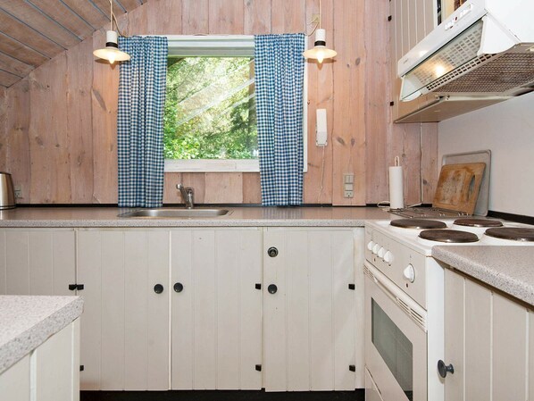 Coffee/tea maker, fridge, stovetop, high chair - Snug Holiday Home in Toftlund Amidst Nature (Toftlund)
