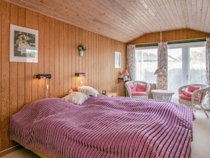 2 bedrooms, cribs/infant beds