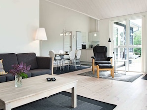 Living area - Cosy Holiday Home in Slagelse with Hot Tub (Slagelse)