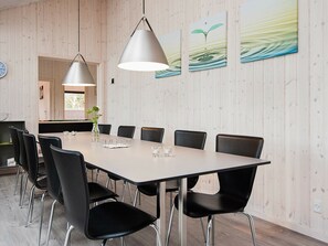 Huis | Privékeuken | Een koelkast, een magnetron, een kookplaat, een vaatwasser