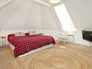 3 bedrooms, cribs/infant beds