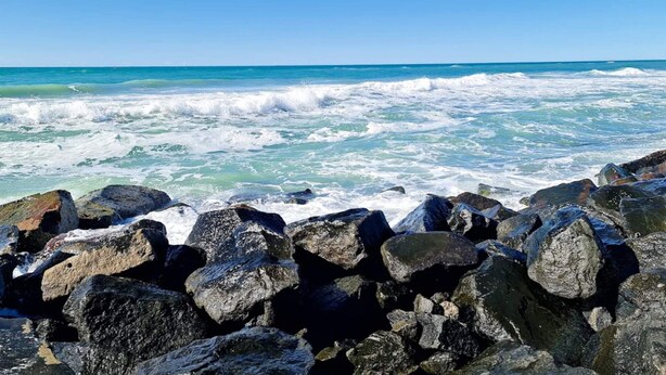 A rocky shoreline with waves crashing against the rocks. - 4 Star Holiday Home in Hjorring (Hjørring)