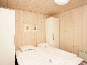 3 bedrooms, cribs/infant beds