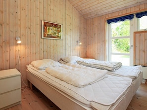 3 bedrooms, cribs/infant beds