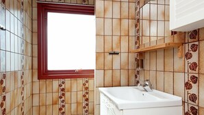 Bathroom - Beautiful Holiday Home in Juelsminde Near Beach (Horsens)