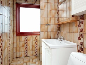 Bathroom - Beautiful Holiday Home in Juelsminde Near Beach (Horsens)
