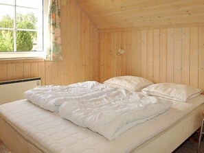 5 bedrooms, cribs/infant beds