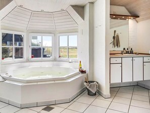 4 bedrooms, cribs/infant beds - Rustic Holiday Home in Blåvand With Sauna (Blavand)
