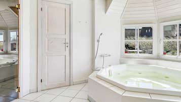 4 bedrooms, cots/infant beds