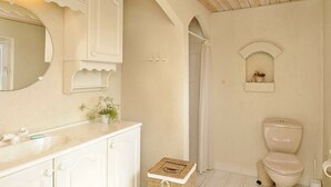 Bathroom - Luxurious Holiday Home in Blåvand Jutland With Whirlpool (Blavand)
