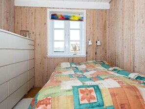 2 bedrooms, cribs/infant beds