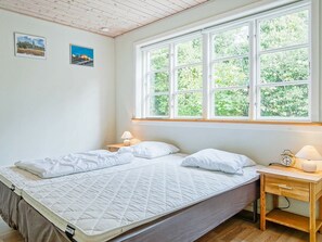 2 bedrooms, cribs/infant beds
