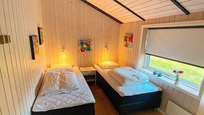 4 bedrooms, cots/infant beds, individually furnished - Spacious Holiday Home in Jutland With Relaxing Whirlpool (Toftlund)