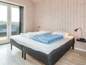 4 bedrooms - 10 Person Holiday Home in Lokken (Lokken)