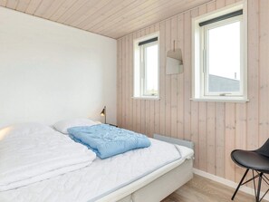 4 bedrooms - 10 Person Holiday Home in Lokken (Lokken)