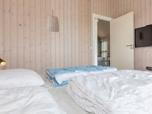 4 bedrooms - 10 Person Holiday Home in Lokken (Lokken)