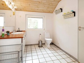 House | Bathroom - 12 Person Holiday Home in Blavand (Blavand)