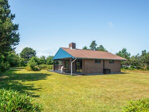 Exterior - Cozy Holiday Home in Henne near Sea (Henne)