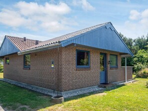 Exterior - Cozy Holiday Home in Henne near Sea (Henne)