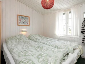 3 bedrooms, cribs/infant beds