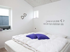 2 bedrooms, cribs/infant beds