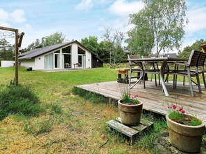 Outdoor dining - 5 Person Holiday Home in Blavand (Blavand)