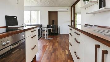 Hus | Eget kök | Kylskåp, spishäll, diskmaskin och kaffe- och tebryggare