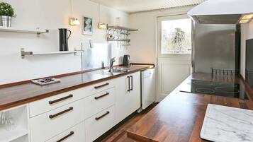 Hus | Eget kök | Kylskåp, spishäll, diskmaskin och kaffe- och tebryggare