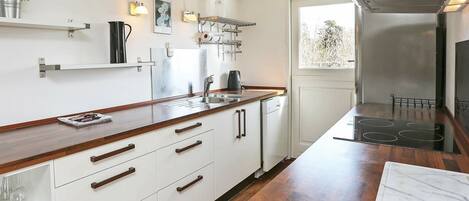 Huis | Privékeuken | Een koelkast, een kookplaat, een vaatwasser