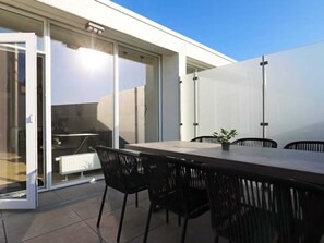 Apartment | Outdoor dining