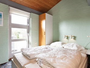 5 bedrooms, cribs/infant beds