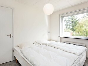 3 bedrooms, cribs/infant beds