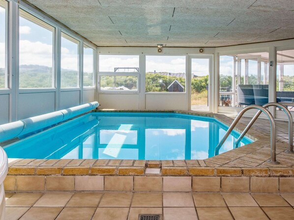 Una piscina techada, una piscina al aire libre