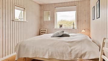 4 bedrooms, cribs/infant beds