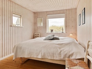 4 bedrooms, cribs/infant beds