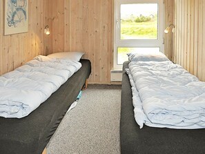 4 bedrooms, cots/infant beds - Trendy Holiday Home in Henne With Sauna (Henne)