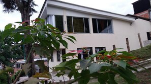 Un bâtiment moderne à deux étages, doté de grandes fenêtres et d’un toit plat.