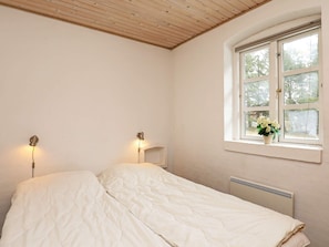 4 bedrooms, individually furnished, cribs/infant beds - Quaint Holiday Home in Blåvand With Whirlpool (Blavand)