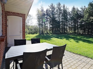 Outdoor dining - Quaint Holiday Home in Blåvand With Whirlpool (Blavand)