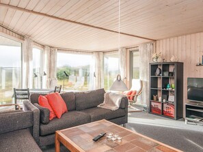 Un salon moderne avec un canapé, un fauteuil et une table basse.