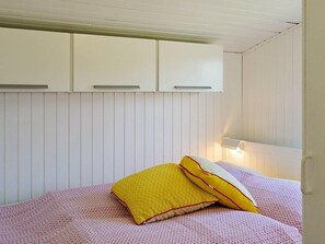 2 bedrooms, cribs/infant beds