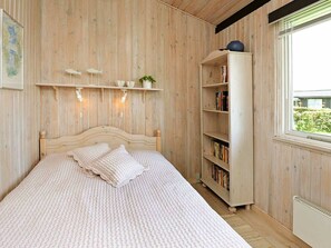 4 bedrooms, cribs/infant beds