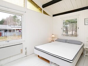 3 bedrooms, cribs/infant beds