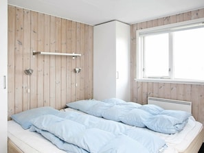 2 bedrooms, cribs/infant beds