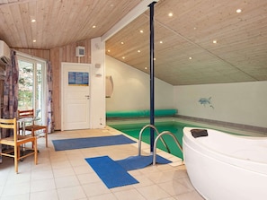 Hus | Pool | Indendørs pool, udendørs pool